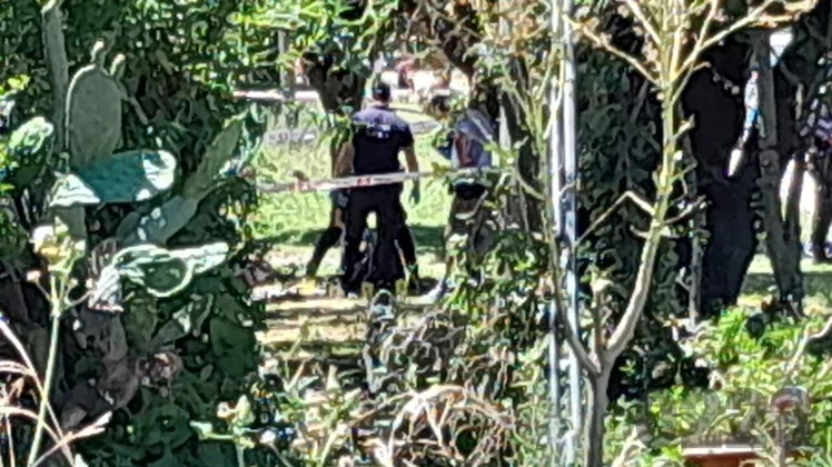 Varias puñaladas y una caminata de una cuadra antes de morir: buscan identificar al hombre asesinado en el barrio Libertad