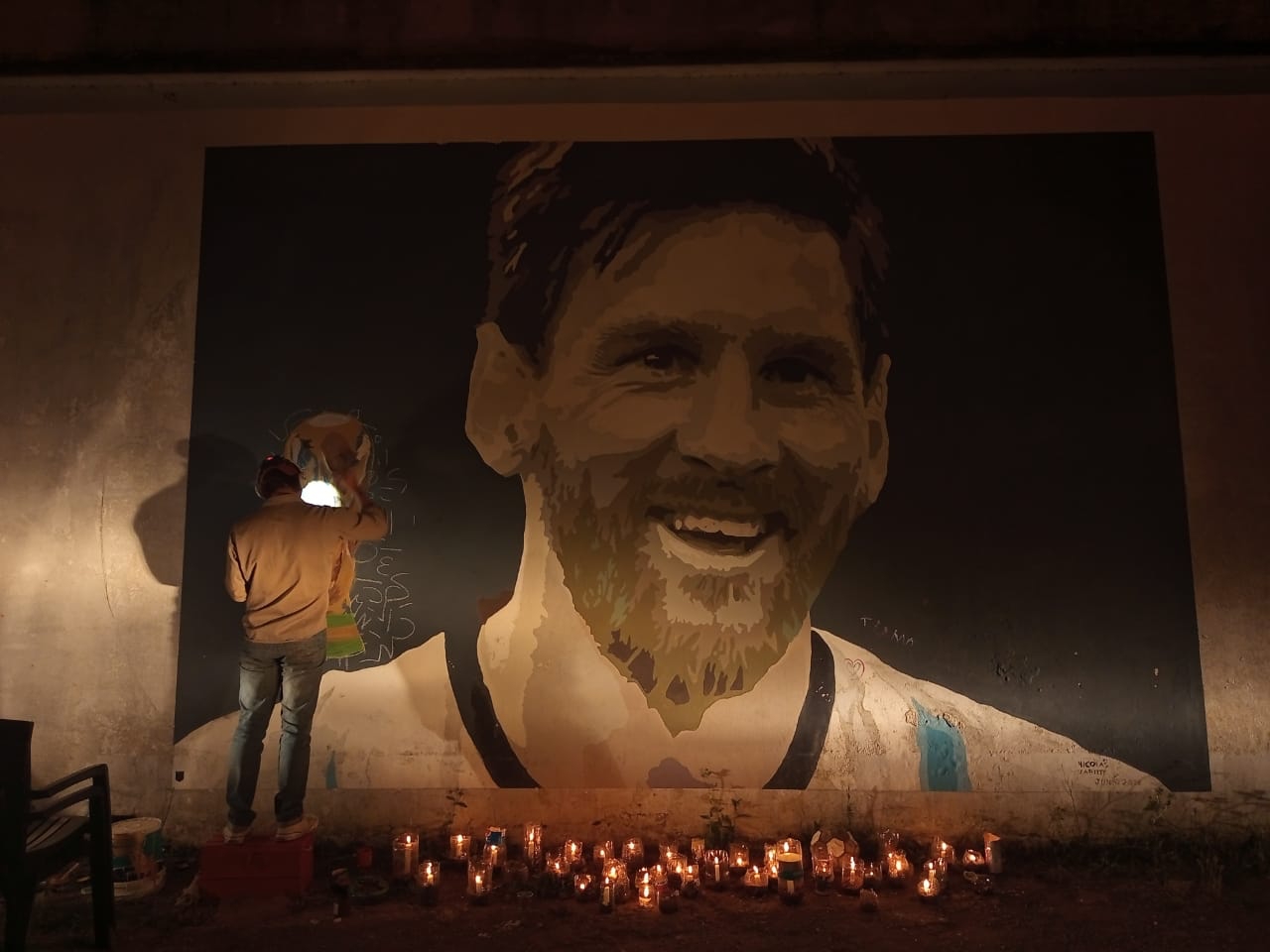 Realizó el mural de Messi en el 2018 y este domingo le agregó el detalle perfecto