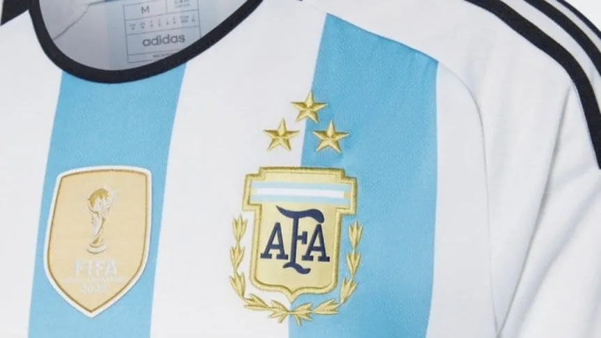 Furor por la nueva camiseta de la Selección Argentina con 3 estrellas: se agotó en dos horas