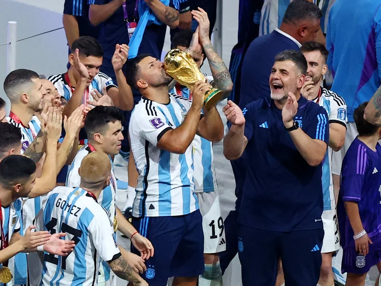 Las revelaciones del Kun Agüero sobre el festejo del título en Qatar: el reto de Messi por el alcohol y las “puntadas” tras alzar al capitán