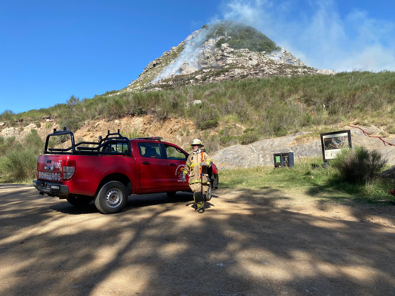 Más de 25 bomberos trabajan en cuatro focos de incendio en sierra "La Barrosa"