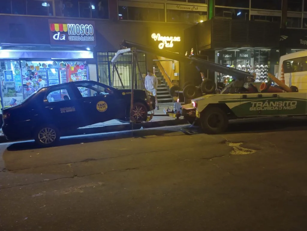 Taxista alcoholizado atropelló a una nena en la puerta de un teatro: le quitaron la licencia