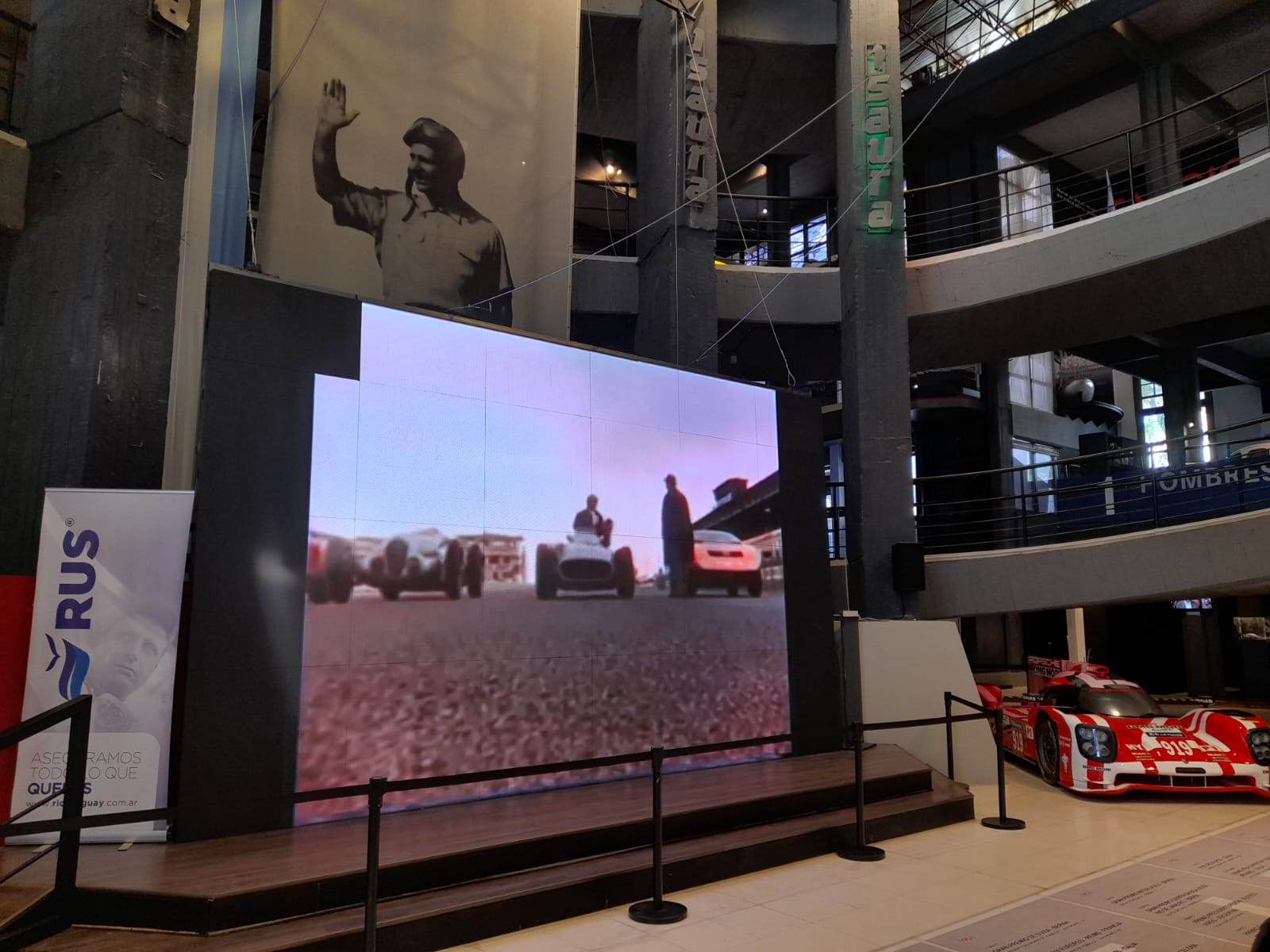 El Museo del Automovilismo Juan Manuel Fangio se encuentra instalando una pantalla gigante