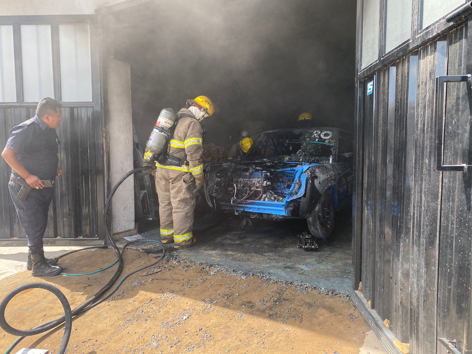 Incendio en taller mecánico y afectó a un auto de competición