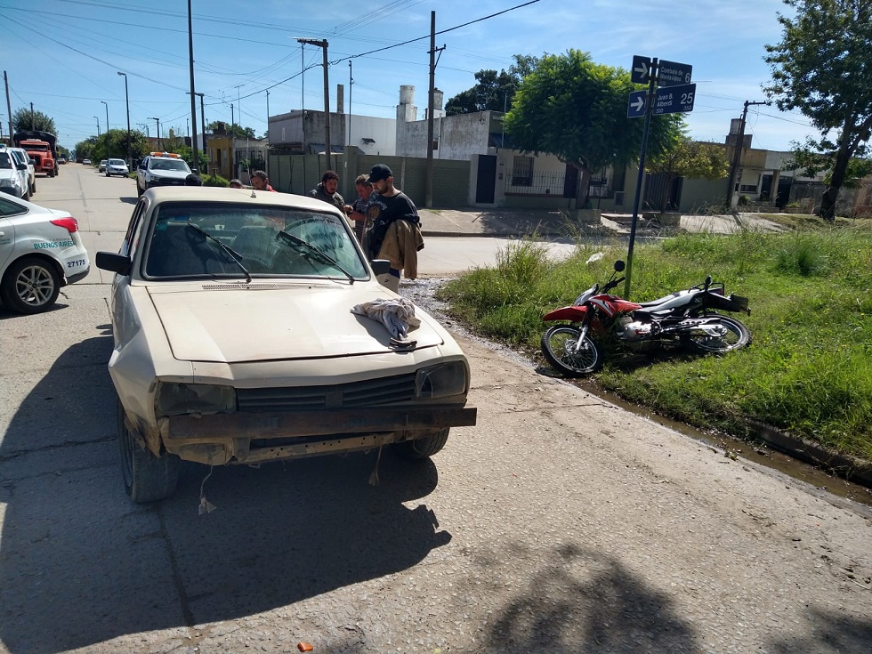 Sin registro, VTV ni seguro embistió a una motocicleta