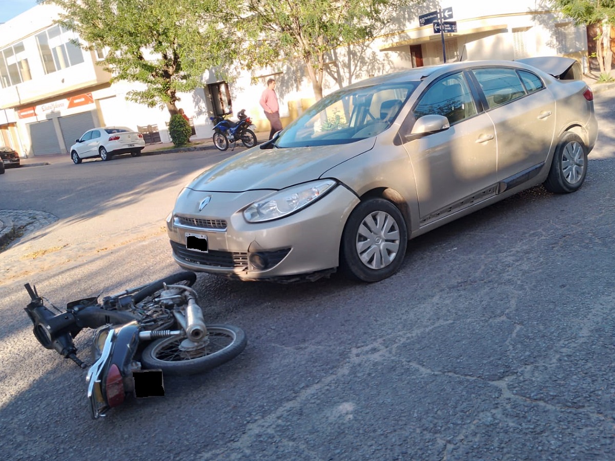 Accidente en calle 23 y 18: Motociclista hospitalizada
