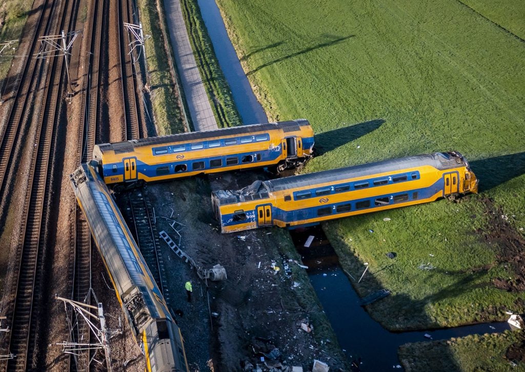 Un muerto y más de treinta de heridos en el descarrilamiento de un tren en Países Bajos