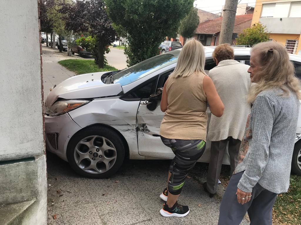 Fuerte accidente en avenida Suipacha y 17, un auto terminó su marcha contra una casa