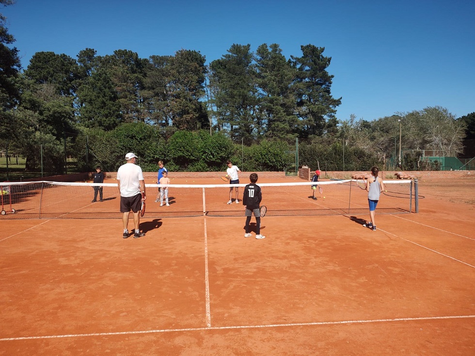 Buena cantidad de alumnos de la Escuela Municipal de Tenis
