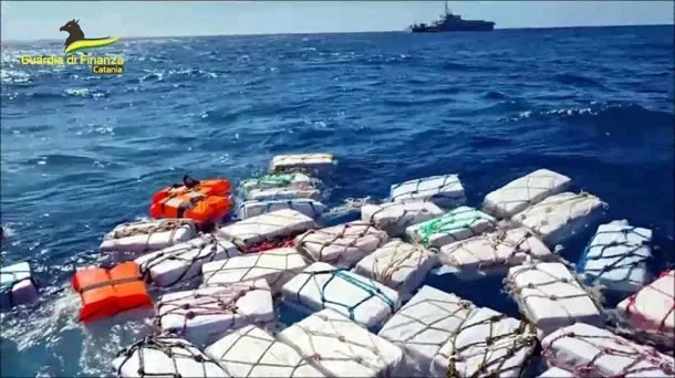 Italia: encuentran dos toneladas de cocaína flotando en el Mediterráneo