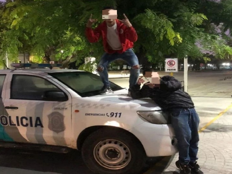 Se subió al capot de un patrullero, se sacó una foto y la subió a Instagram, fue detenido
