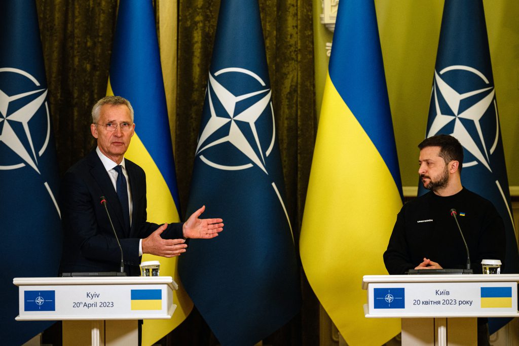 El secretario general de la OTAN visita a Ucrania y aboga por su ingreso a la alianza