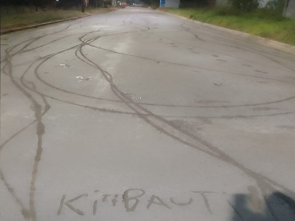 Insólito: asfaltaron la calle y "jugaron" con el cemento fresco