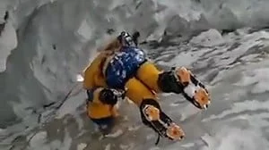 Impactante rescate a un montañista tapado por la nieve en una grieta a 6.000 metros de altura