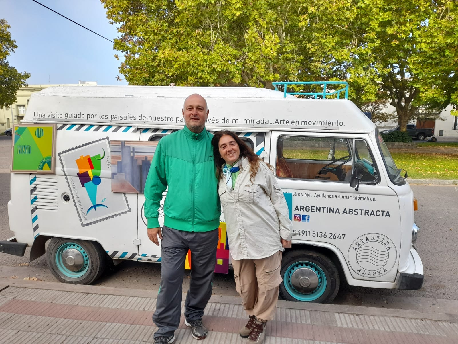 "Argentina Abstracta": Con el sueño de llegar a la Antártida, Mariela y Jorge recorren el país en kombi