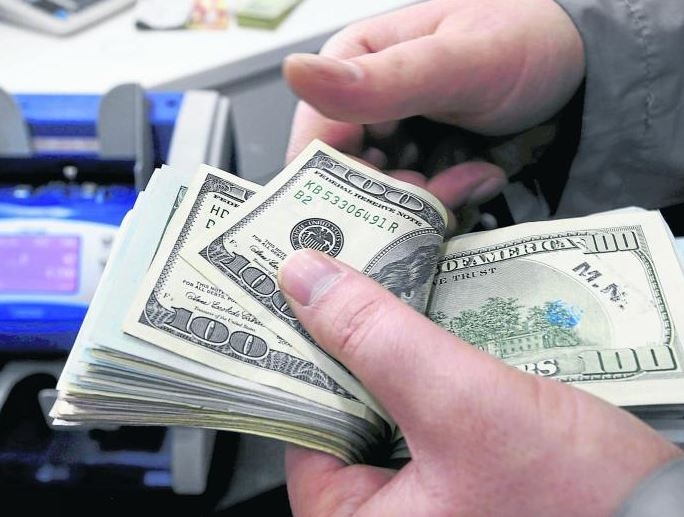 El Gobierno impone reglas más estrictas para sacar dólares del país