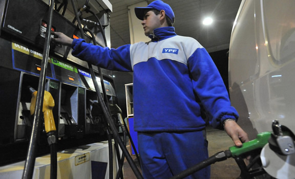 Aumenta la nafta: YPF subió un 4% los precios de sus combustibles