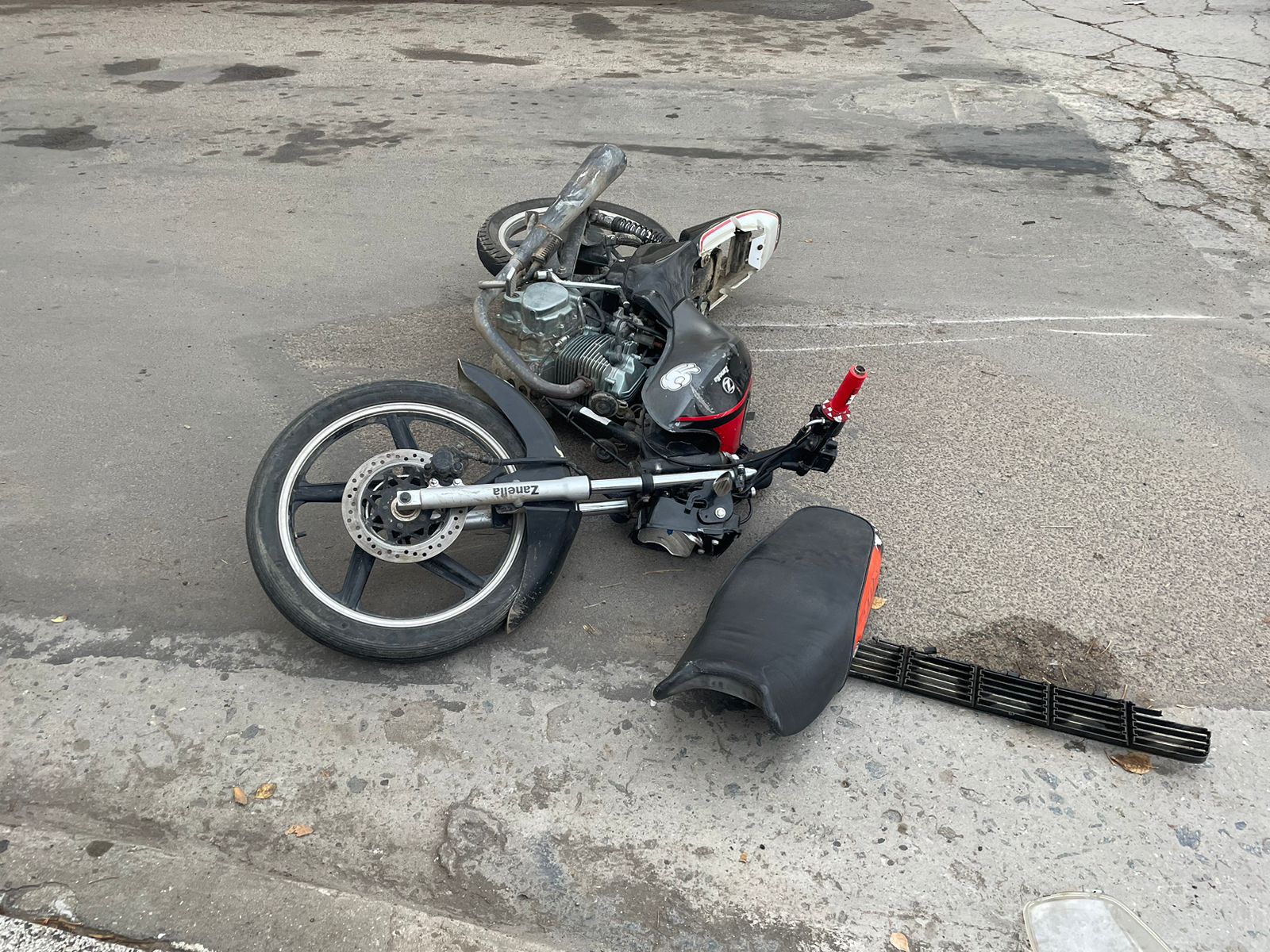 Motociclista hospitalizado tras colisionar con un automóvil