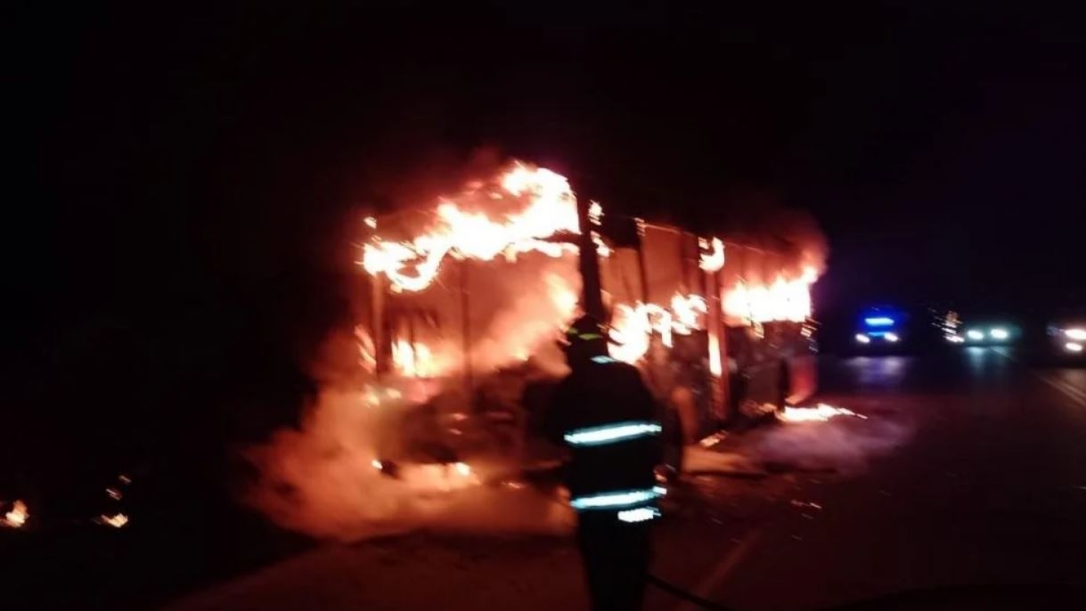 Ruta 88: Se incendió un colectivo escolar que trasladaba trabajadores