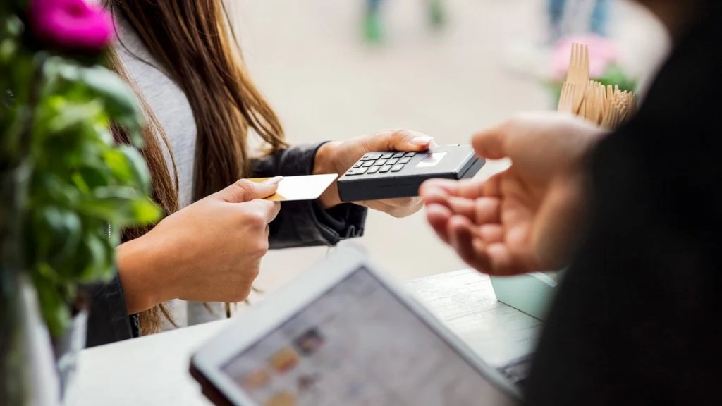 El gobierno incentiva el consumo: aumentan los límites de las tarjetas de crédito