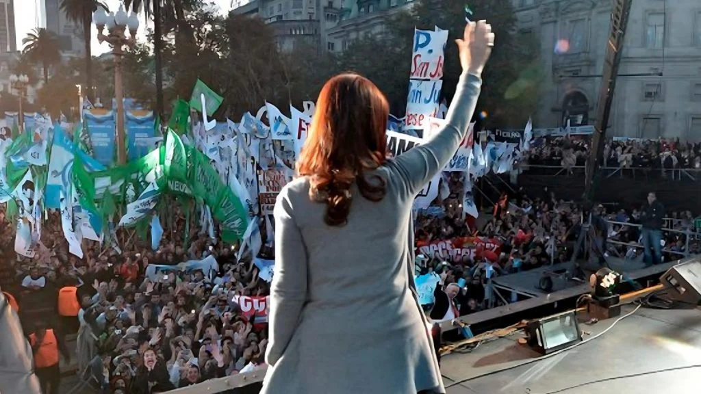 A menos de un mes del cierre de listas, Cristina Kirchner encabeza un acto en Plaza de Mayo