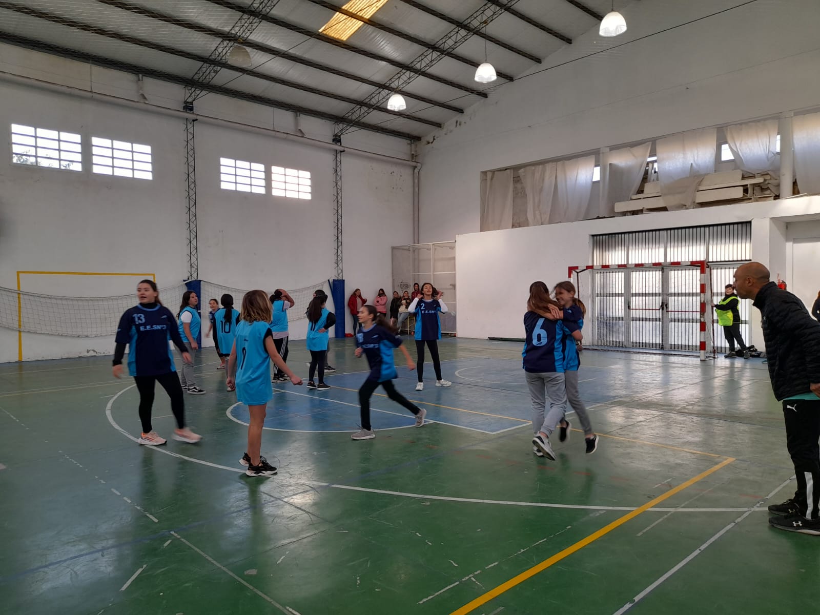 La primera fecha de los Interescolares continúo con Handball