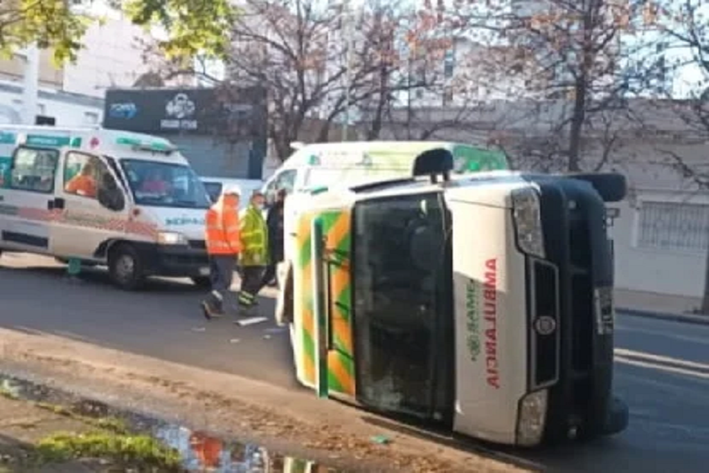 Bahía Blanca: Trasladaban a un paciente crítico en ambulancia, chocaron contra una camioneta y volcaron