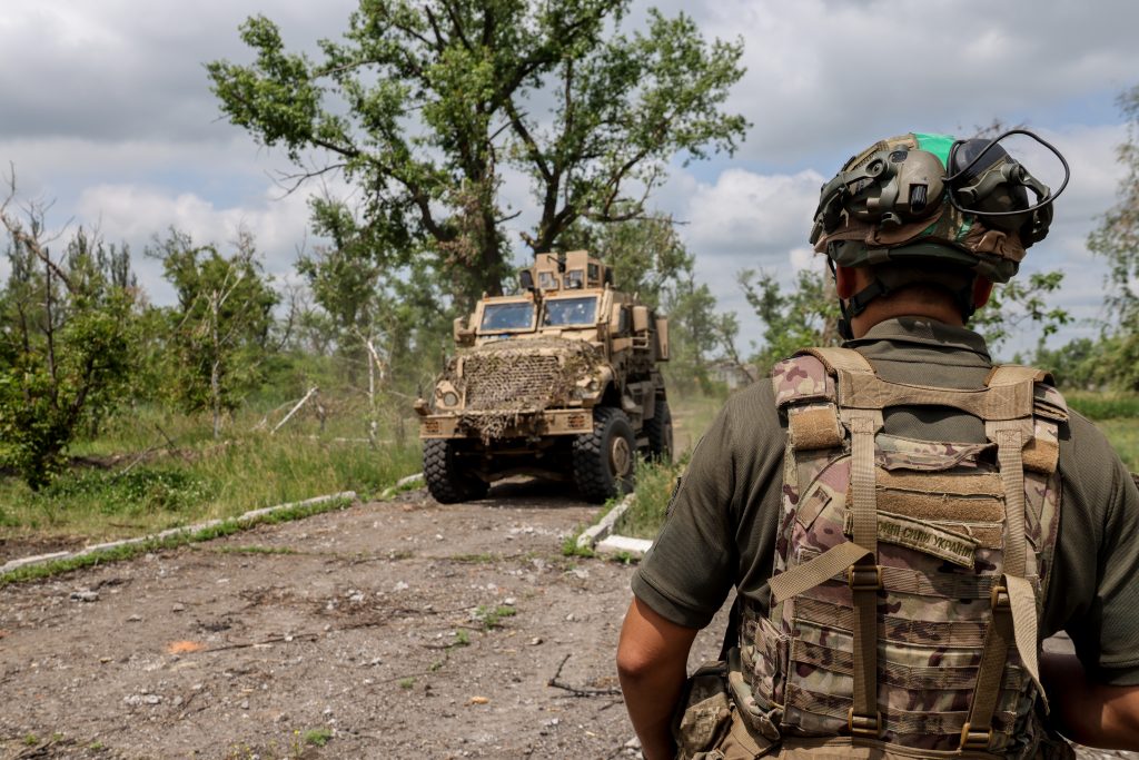 Rusia dice que las tropas ucranianas se repliegan y Kiev anuncia avances en el sur del país