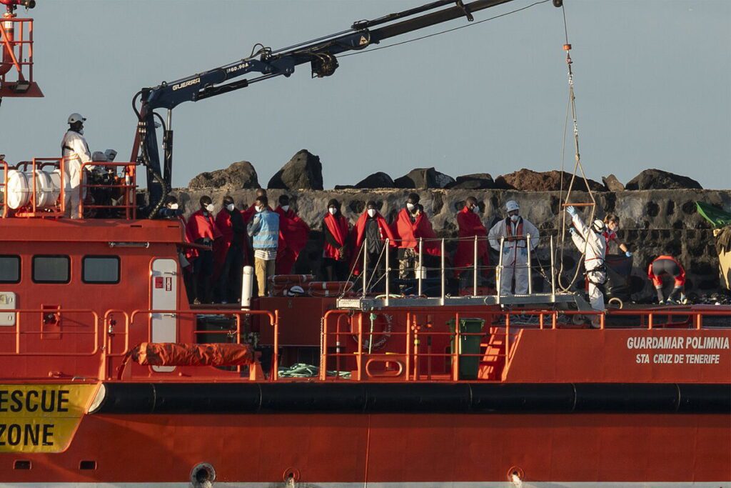 Rescatan a casi 170 migrantes de tres embarcaciones cerca de las islas Canarias