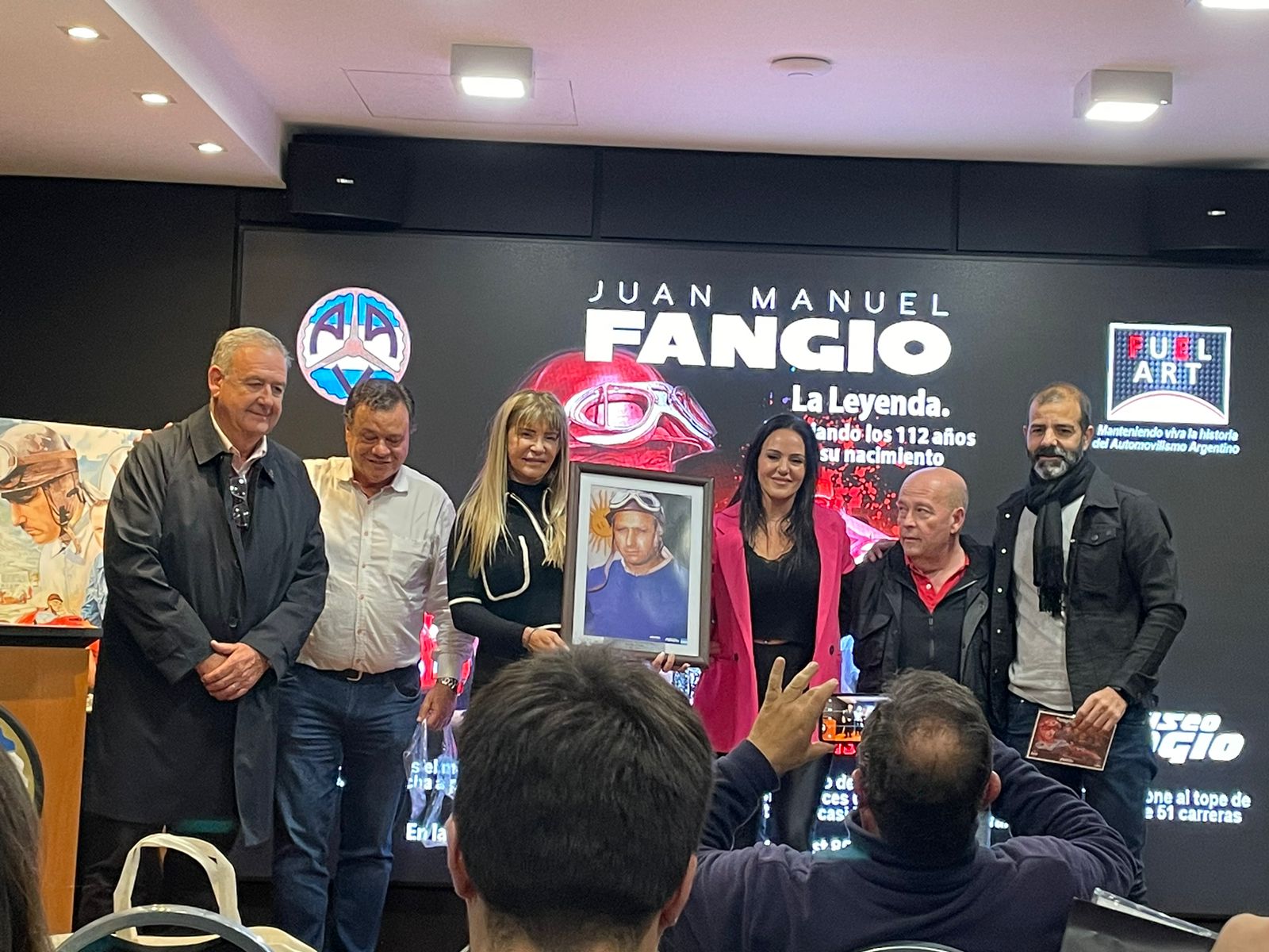 Se inauguró la muestra homenaje a Fangio en la Asociación Argentina de Volantes