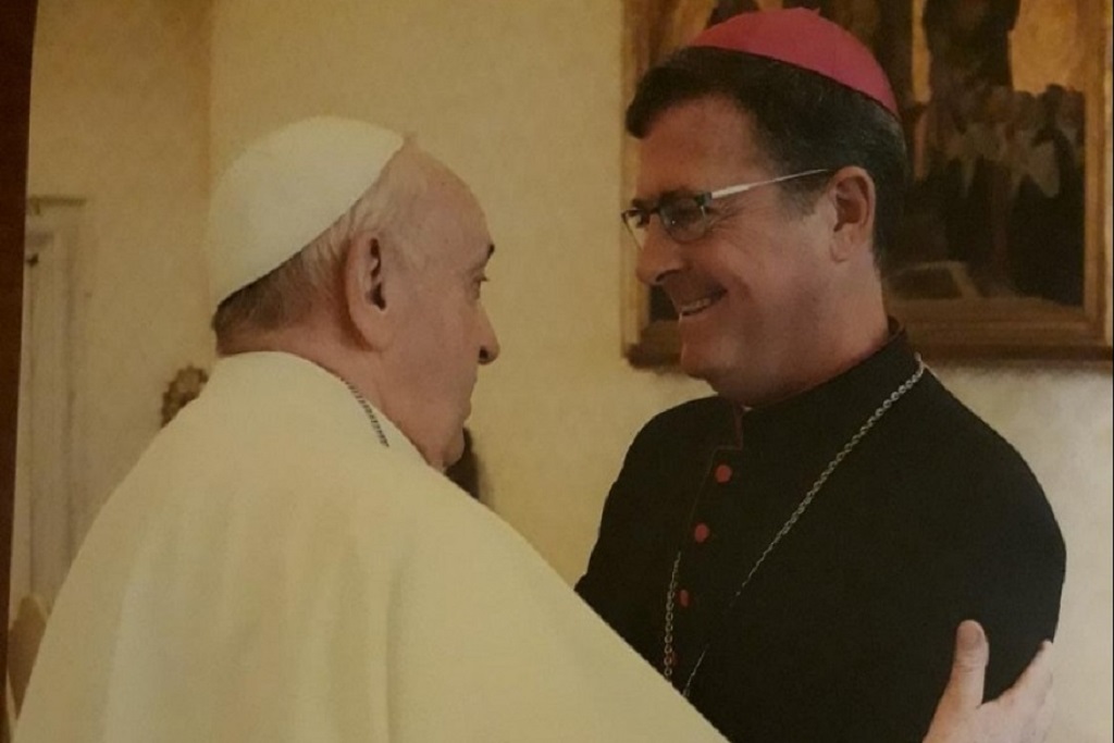 El papa Francisco bendijo y le entregó el palio al nuevo arzobispo de Buenos Aires