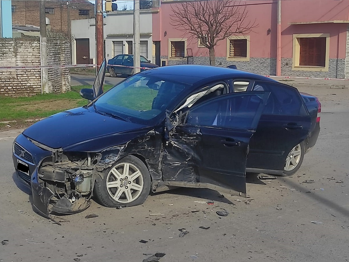 Dos mujeres hospitalizadas en un accidente entre un Volvo y una Ranger