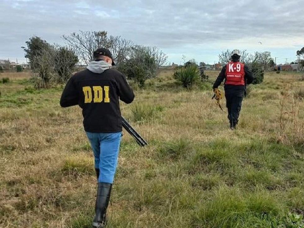 Socorristas Voluntarios y la Sub DDI local rastrillan el predio donde aparecieron las pertenencias de Iara Nardelli