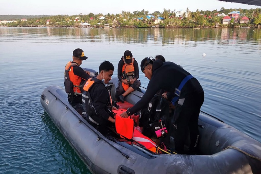 Al menos 15 muertos y 33 supervivientes en un naufragio en Indonesia