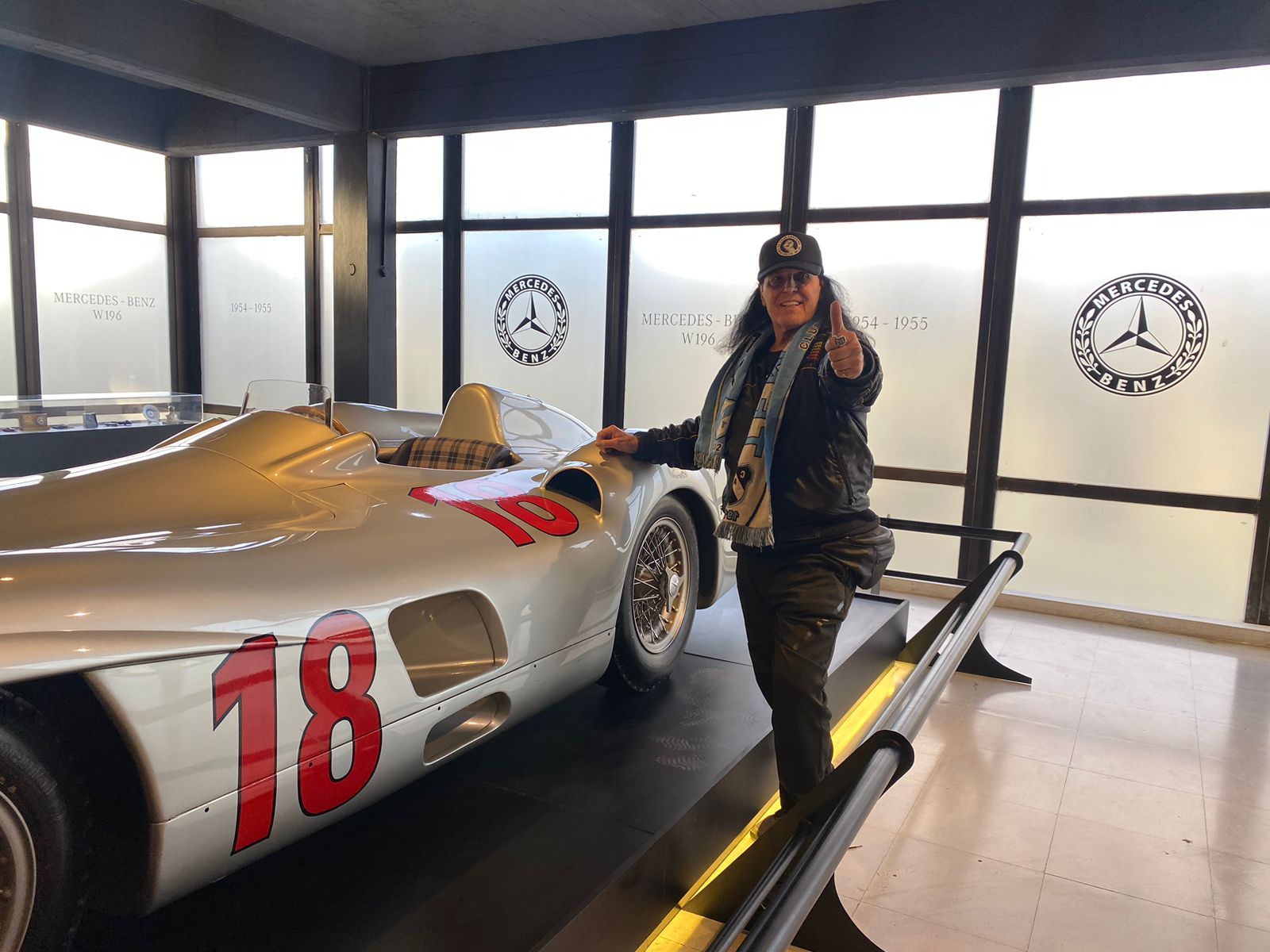 Dave Evans visitó Balcarce y recorrió el Museo Fangio