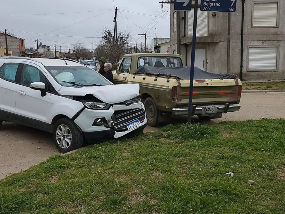 Una violenta colisión entre dos camionetas dejó un saldo de una mujer herida