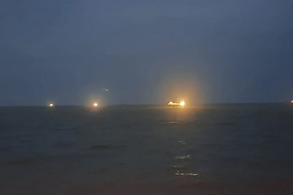 Por el alerta meteorológico, buques pesqueros se acercan a la costa marplatense