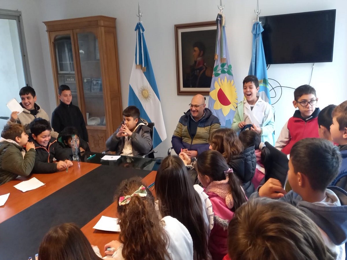 Alumnos de la Escuela Nº 2 "Gral. José de San Martín" visitaron el Palacio Municipal