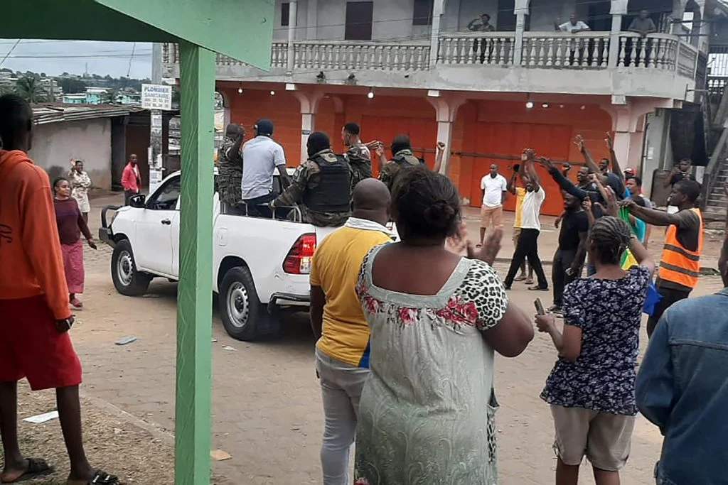 Gabón: militares toman el poder y ponen en arresto domiciliario al reelecto presidente Bongo