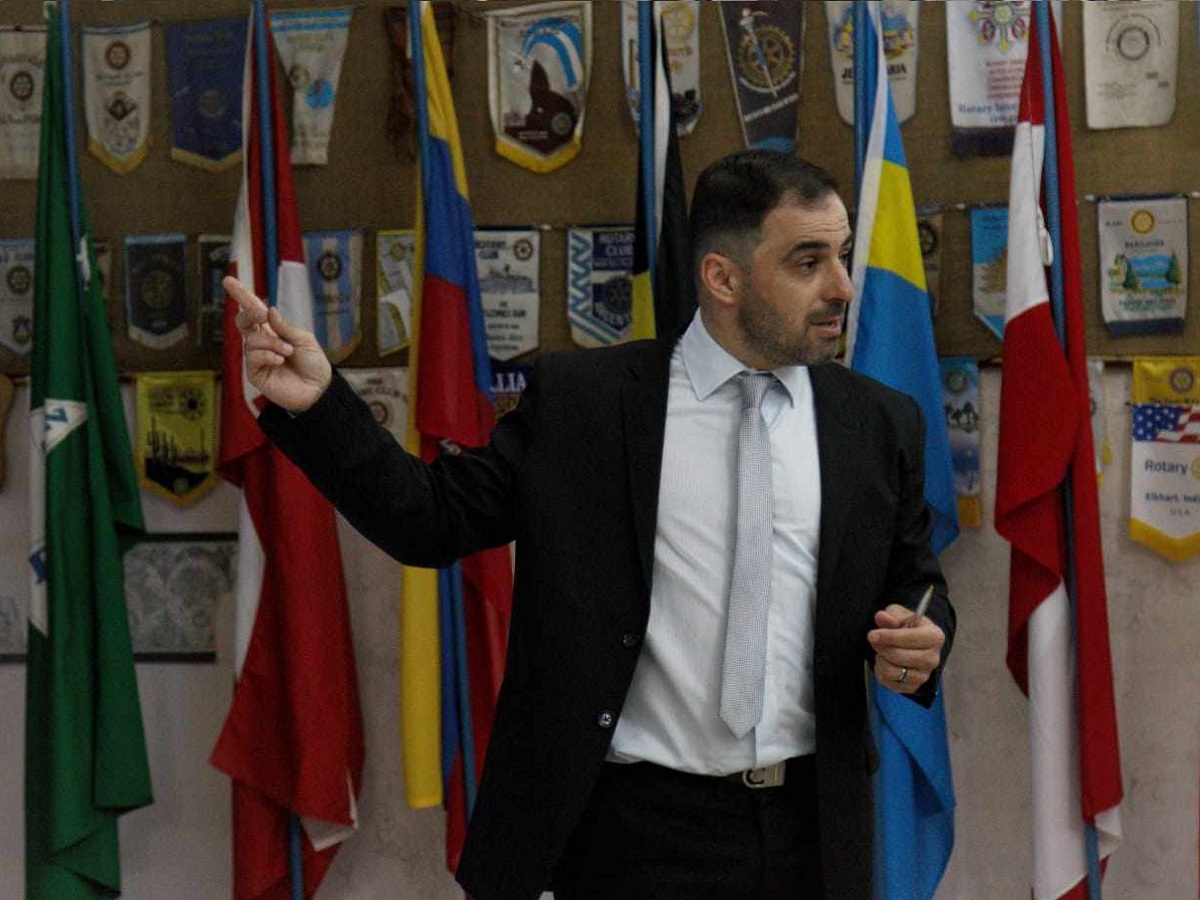 Ariel Bibbó rindió homenaje a René Favaloro en el Club Rotary de Dolores