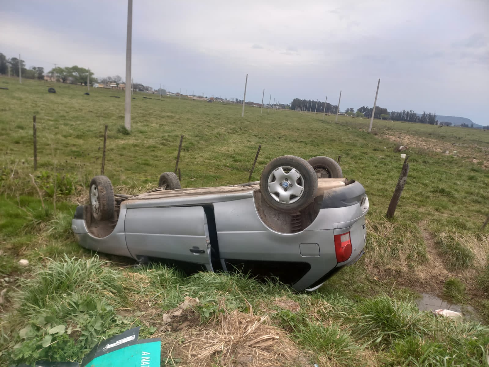 Un automóvil volcó en 106 y 23: No hay heridos