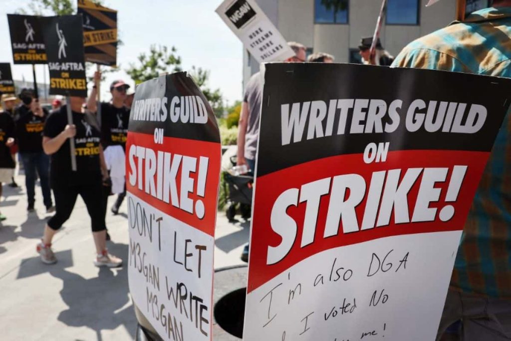 Acuerdo salarial y regulación de la IA: las claves para que guionistas de Hollywood levanten su extensa huelga