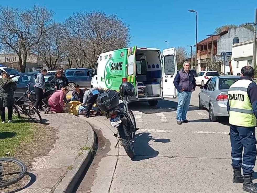 Una moto y un auto colisionaron en Avenida Virgen de Luján y calle 36
