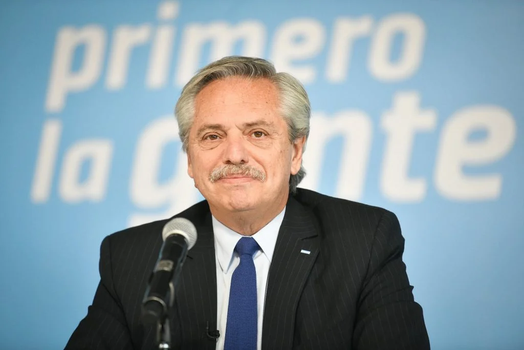 Fernández, sobre Milei: “¿Cómo alguien que quiere ser Presidente repite lo que dijo Massera?”