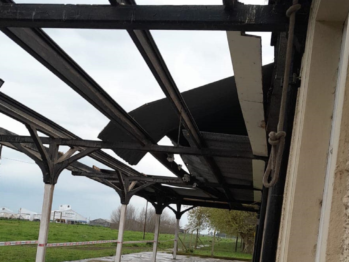 Se voló un techo de la Escuela Secundaria N° 10 por las fuertes ráfagas de viento