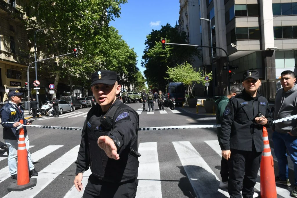 Envían por email amenazas de bomba a las embajadas de Israel y EEUU en Buenos Aires