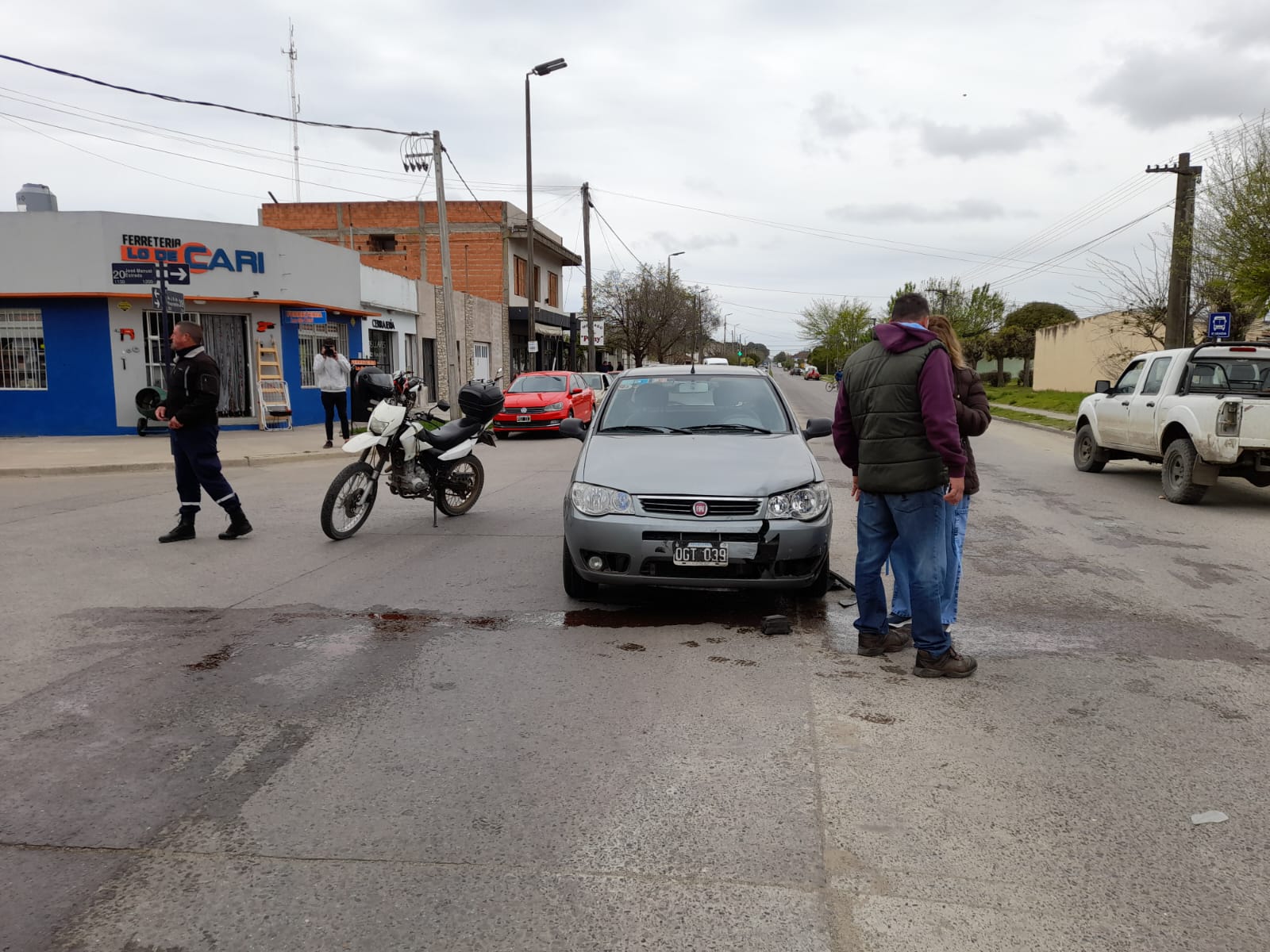 Choque entre un auto y una moto en avenida Pueyrredón (39)