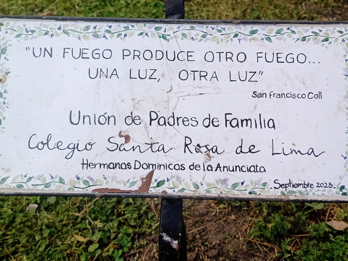Acto vandálico en árbol y cartel donado por la UPF del Colegio Santa Rosa