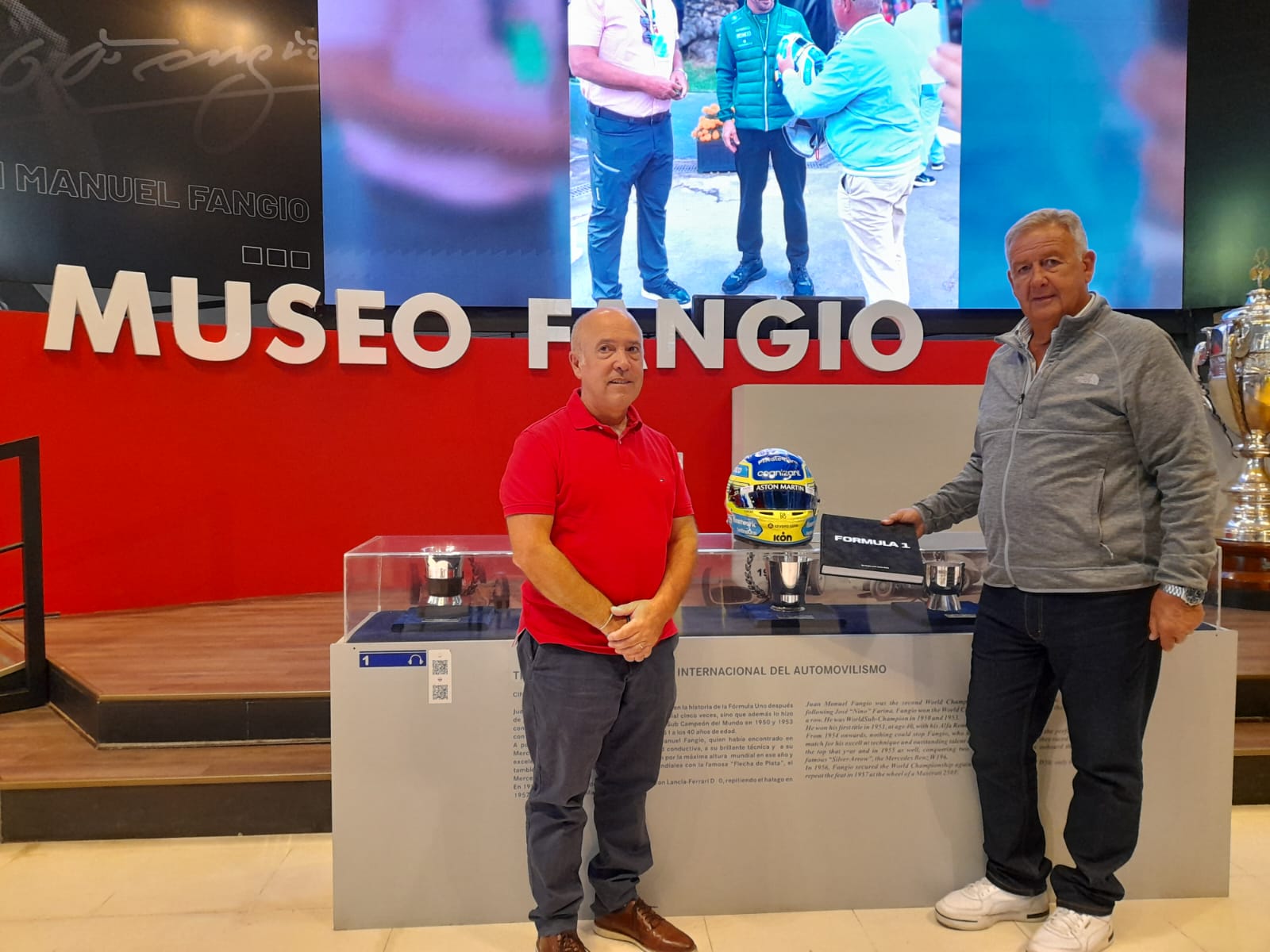 Tras el intercambio, el casco de Fernando Alonso ya está en el Museo Fangio