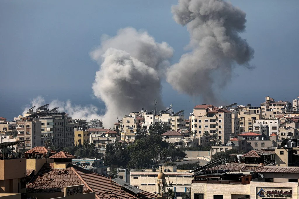 Israel atacó 450 puestos de Hamas y parte la Franja de Gaza en dos